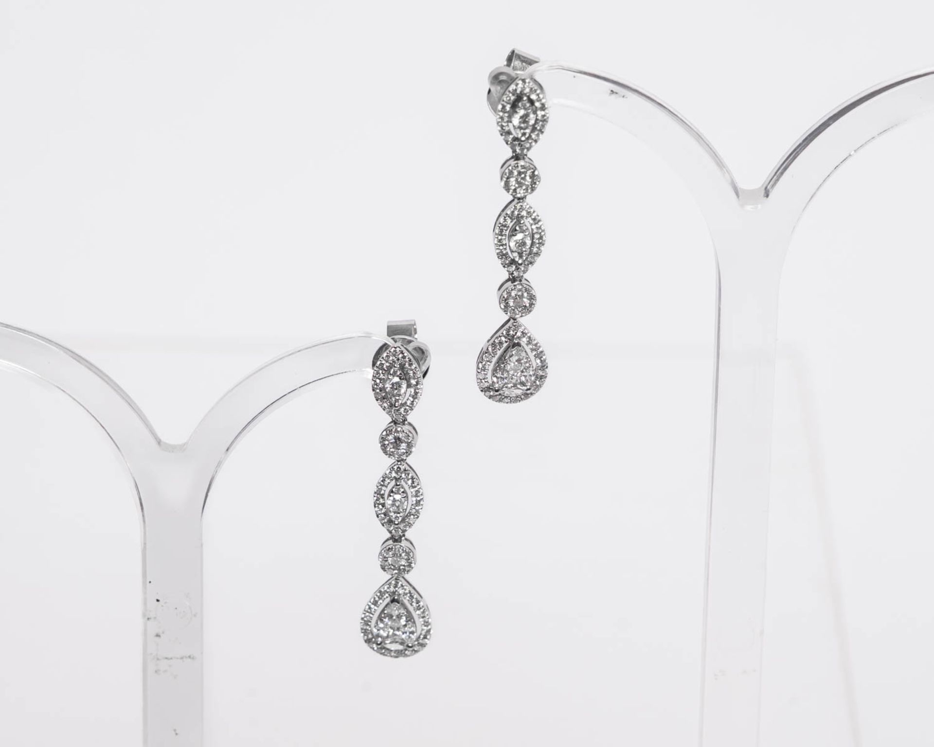 Paar Ohrstecker, als Hänger, 18kt Weißgold, Diamanten zus. ca. 1.30 ct., etwa tw-w/vsi-si, ca. 4.3 