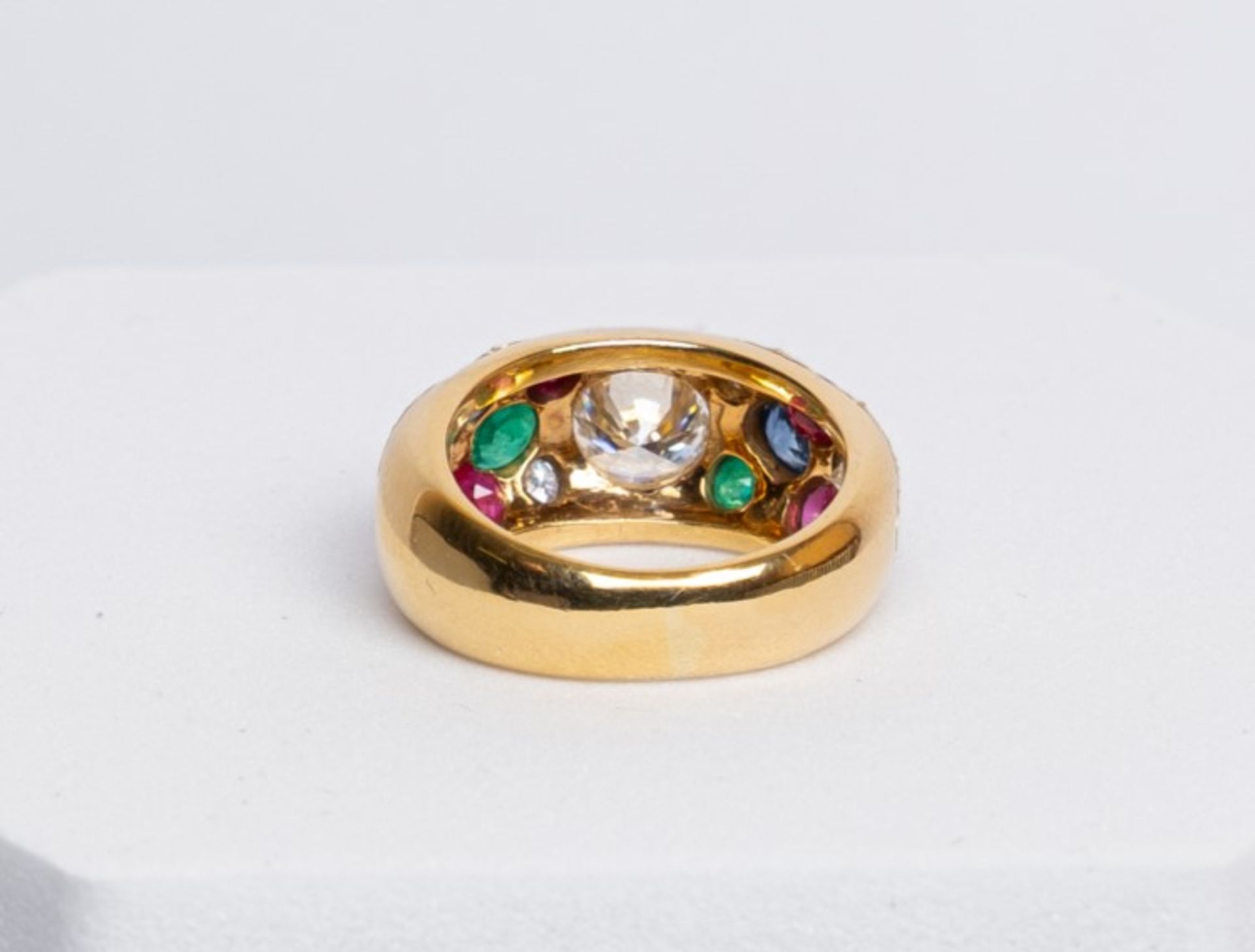 Ring, 18kt Gelbgold, Brillant ca. 1.0 ct., 6 kleinere Brillanten, zus. ca. 0.60 ct., 4 Rubine, 2 Sm - Bild 3 aus 3