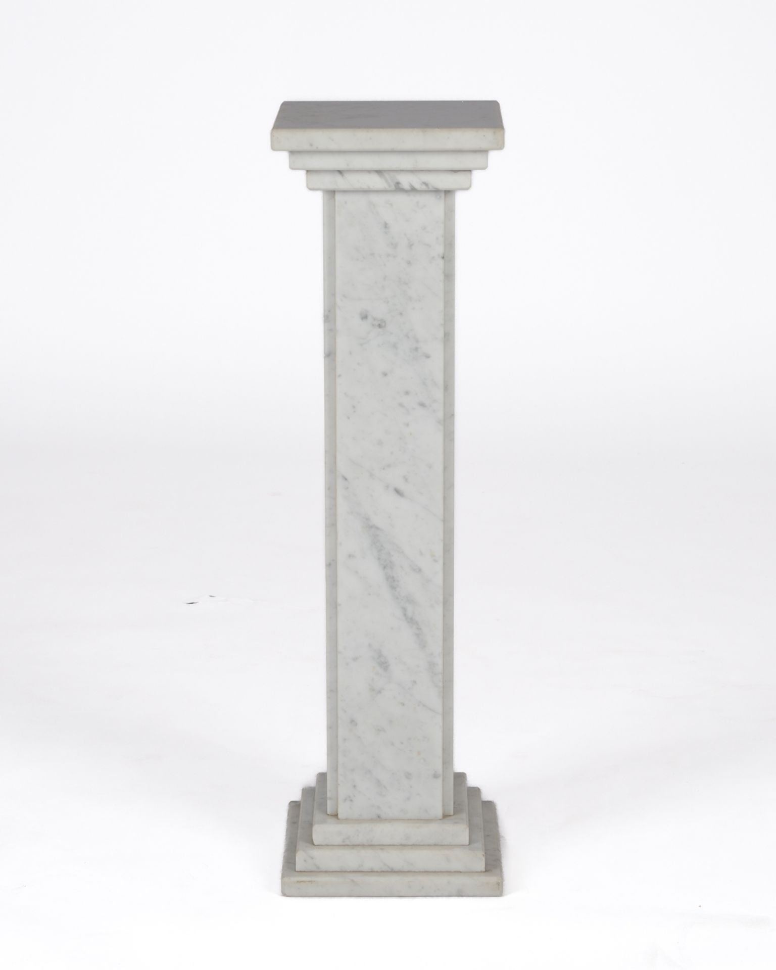 Weiße Marmorsäule, getreppter Sockel, H. 73.5 cm