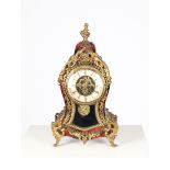 Kaminuhr, Stil Louis XV, Frankreich, Ende 19. Jh., eingezogenes Gehäuse im Boulle-Stil, Applikation