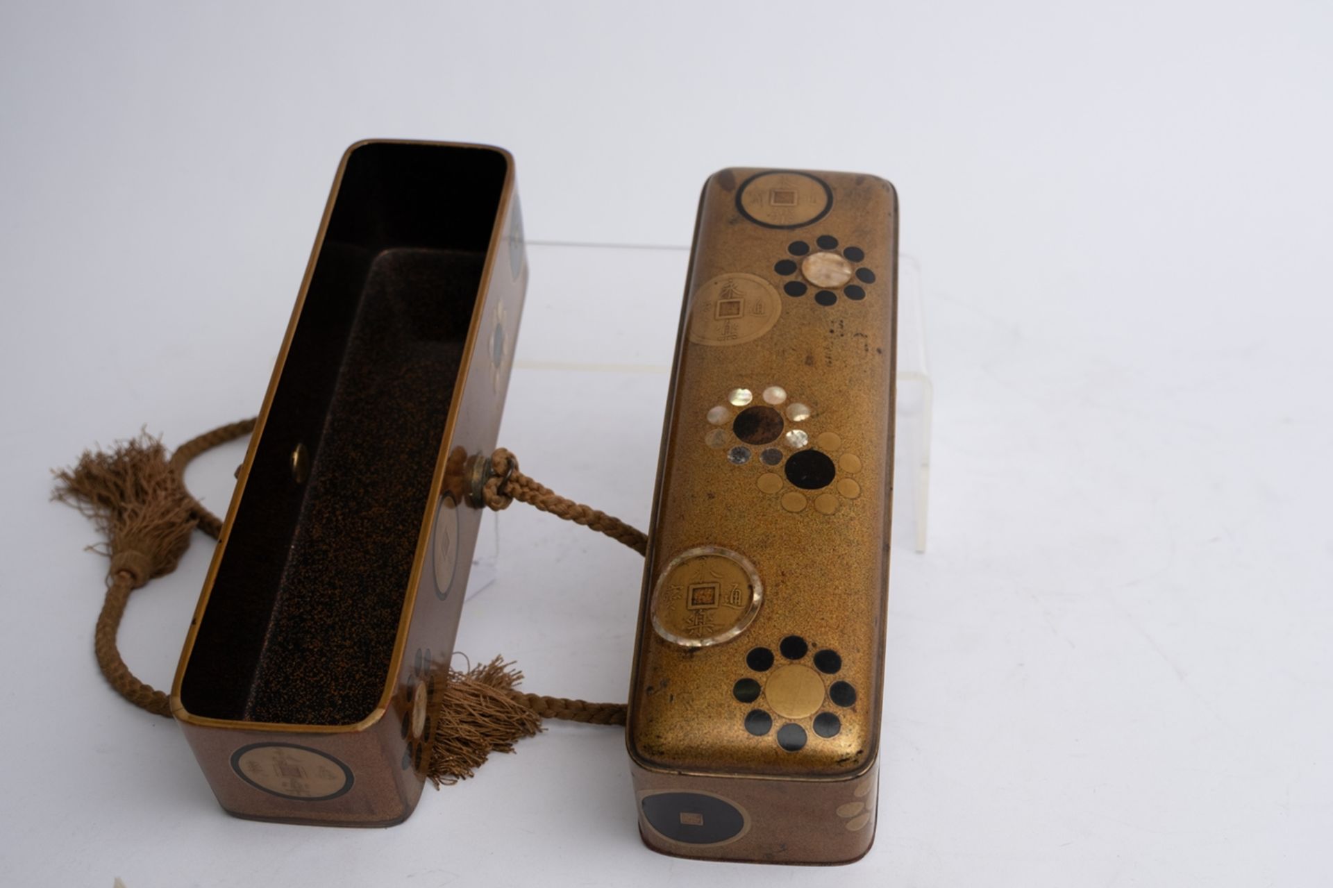 Stülpkasten, Japan, 19. Jh., außen mit Nashiji überzogen, verziert mit chinesischen Münzen mit der  - Bild 2 aus 3