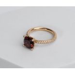 Ring, 18kt Roségold, kleine Brillanten, roter Farbedelstein, Rüschenbeck, ca. 5.6 g, RM 58