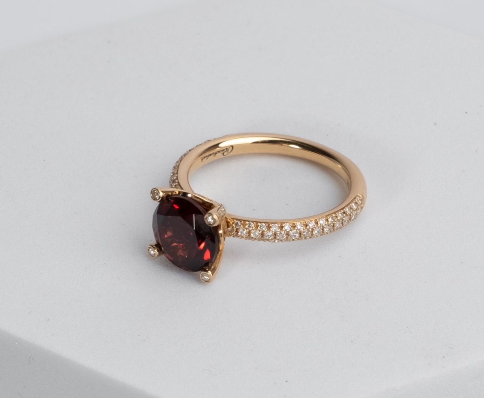 Ring, 18kt Roségold, kleine Brillanten, roter Farbedelstein, Rüschenbeck, ca. 5.6 g, RM 58