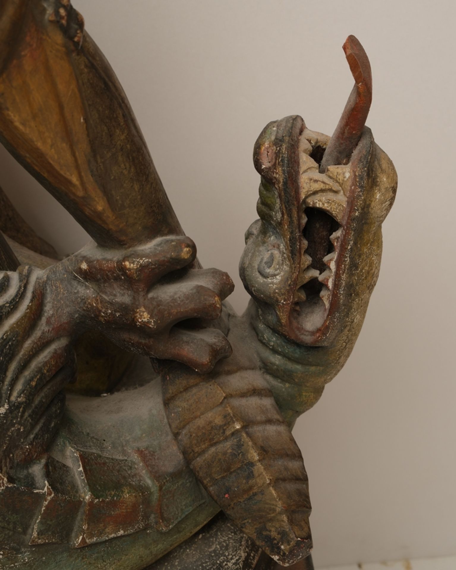 "Hl. Georg mit dem Drachen", Oberammergau 20. Jahrhundert, Holz, vollrund geschnitzt, farbig gefass - Bild 3 aus 3