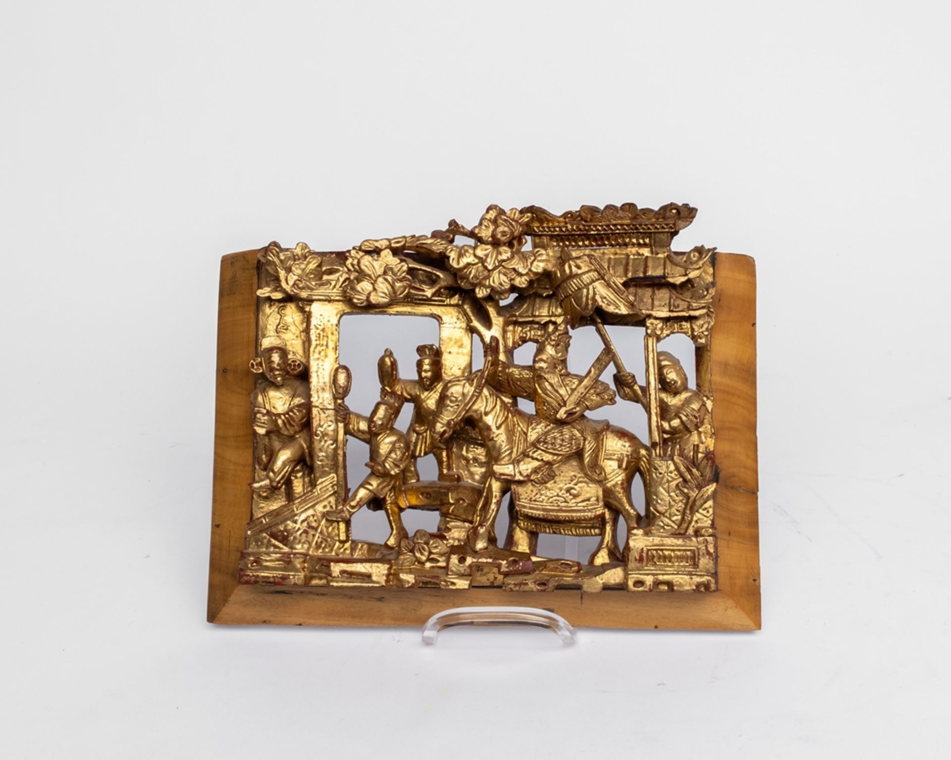 Zwei Reliefschnitzereien, China, 20. Jh., Holz, golden und rot gefasst, Fürstenszene bzw. Vögel und - Bild 2 aus 5