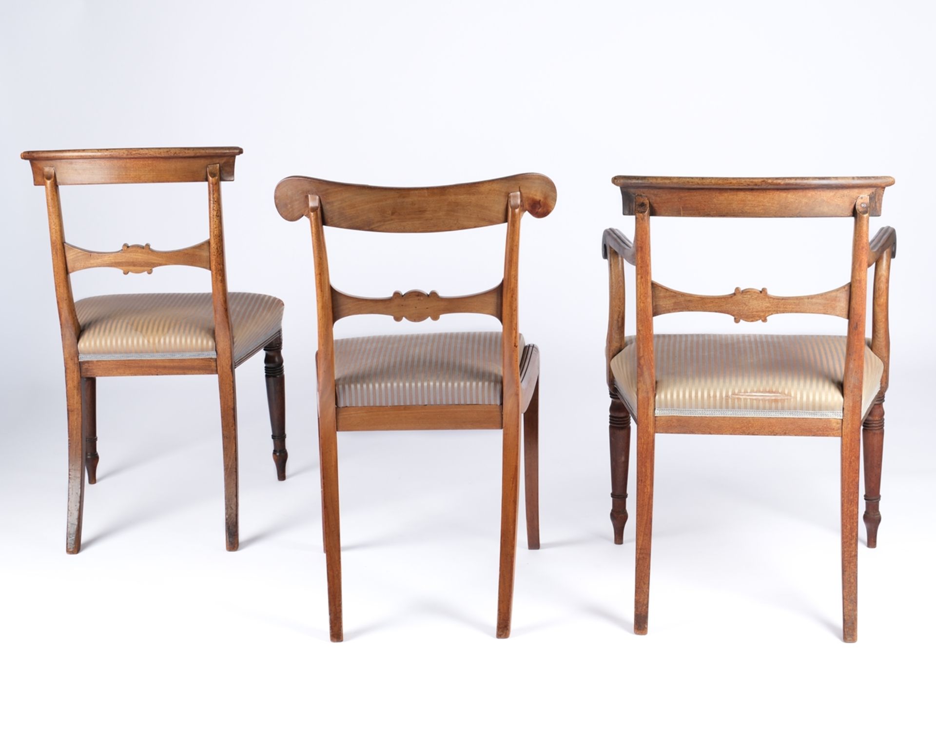 Vier Stühle und ein Armlehnstuhl, William IV, England, um 1830, wohl Teakholz, vorne mit Baluster-  - Bild 4 aus 4