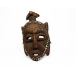 Maske, Afrika, Holz, Jute und Kauri-Muscheln, Gesicht mit einem Kopfaufsatz, 60 cm hoch