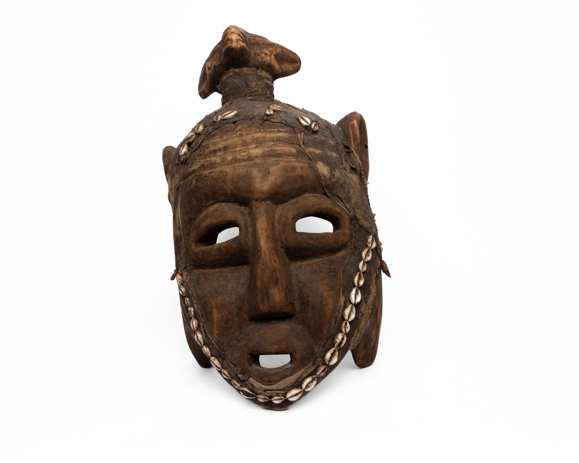 Maske, Afrika, Holz, Jute und Kauri-Muscheln, Gesicht mit einem Kopfaufsatz, 60 cm hoch