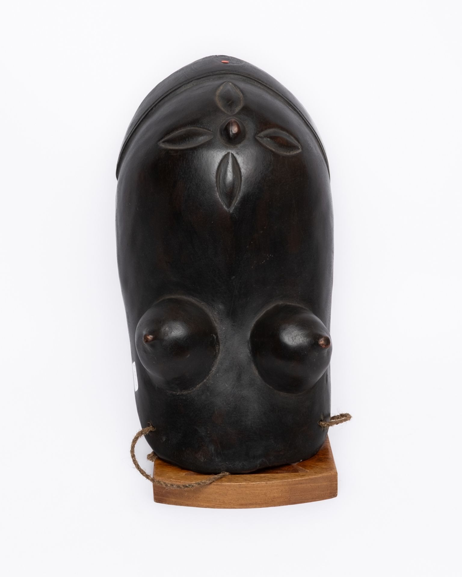 Leibmaske, weiblich, Afrika, 20. Jh., Holz, dunkel patiniert, Nabelzier, ausgehöhlt, 44.5 cm hoch.