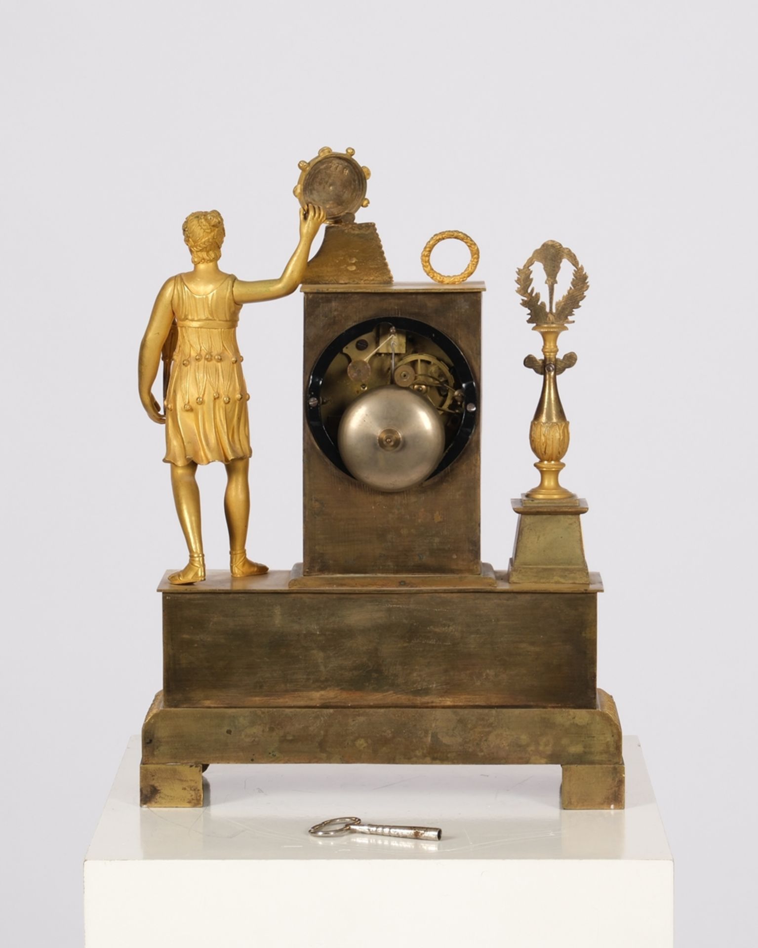 Figurenpendule, Frankreich, um 1830, Bronze, vergoldet, rechteckiger Sockel mit einem Amorettenfrie - Bild 5 aus 5
