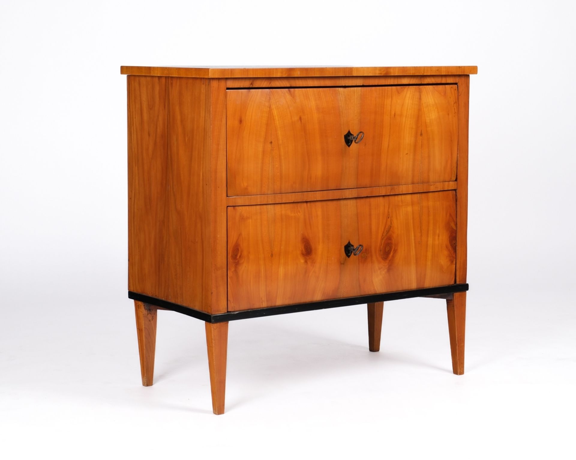 Kommode, Biedermeier, um 1825, Kirschbaum auf Weichholz, zweischübiger Korpus auf hohen konischen V - Bild 2 aus 4