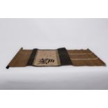 Kalligrafie, Japan, 19. Jh., als Hängerolle montiert, Tusche auf Papier, großes Schriftzeichen in S