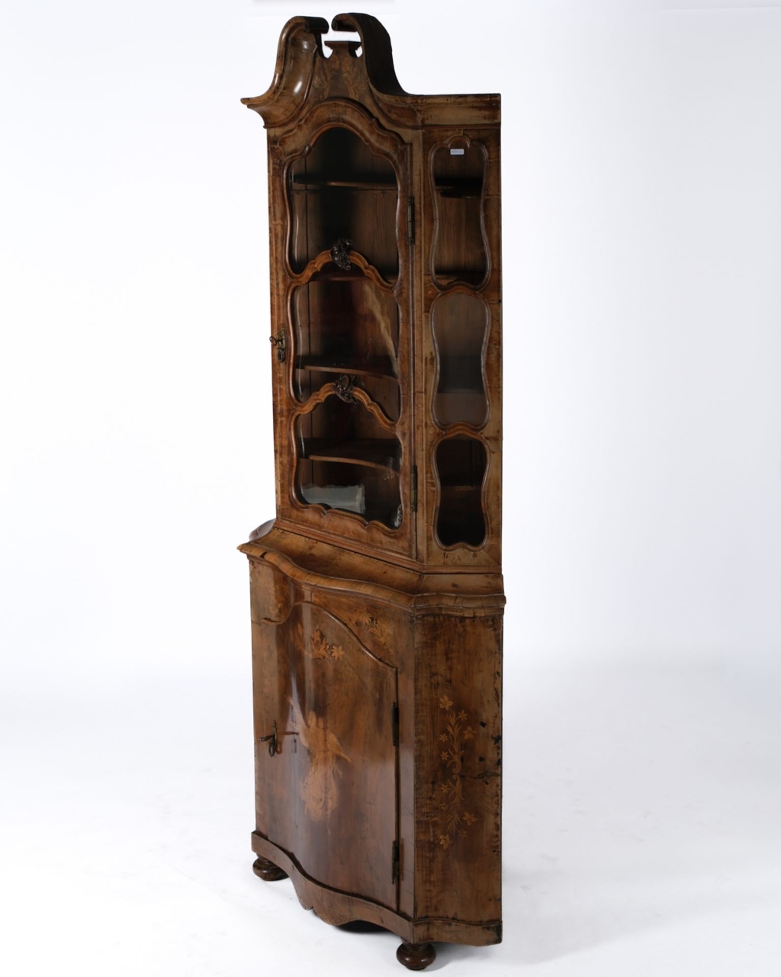 Eckschrank im Stil des Barock, wohl 19. Jh., Nussbaum furniert und massiv, zweiteiliger Korpus, rei - Bild 2 aus 4