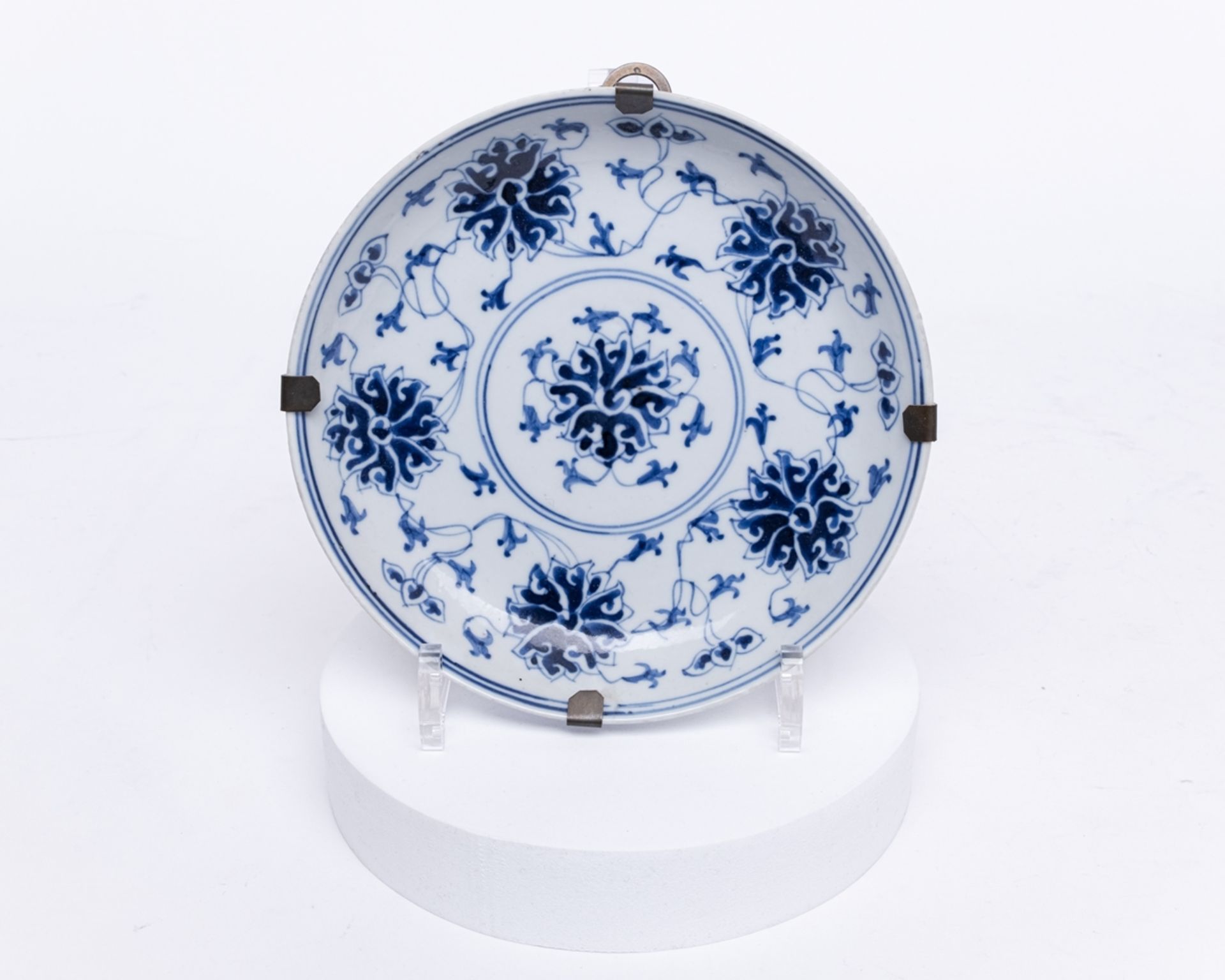 3 Teller, China, 19. Jh., Porzellan, blau-weiße Chrysanthemen-Dekore, am Boden umseitig Sechszeiche - Bild 4 aus 7