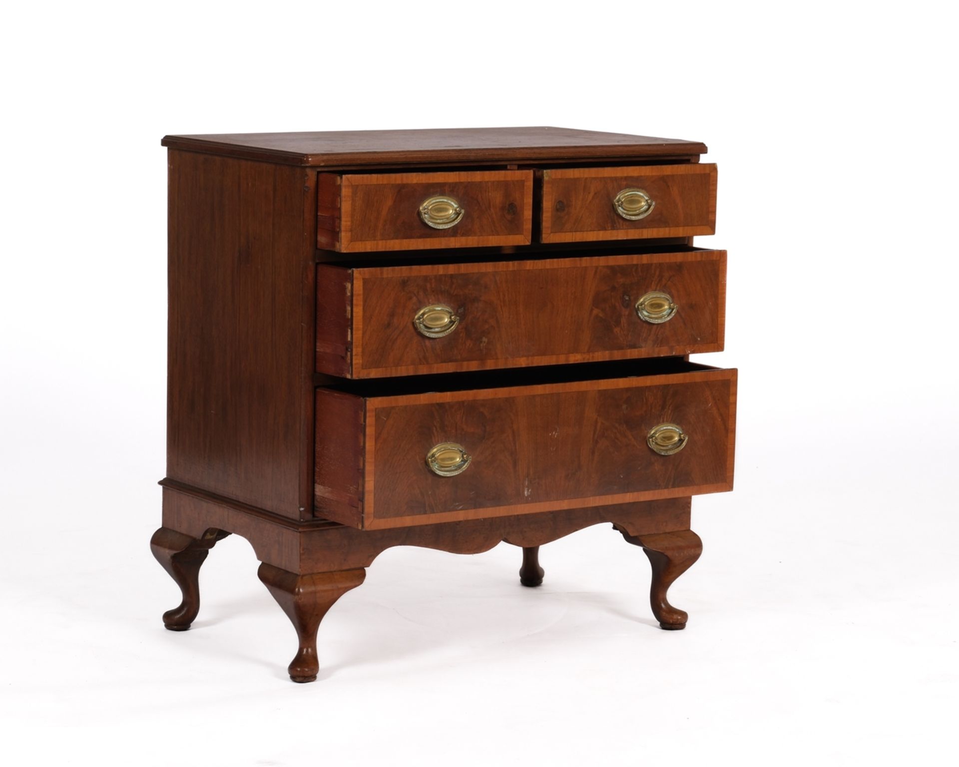 Kommode im Queen-Anne Stil, England, wohl Anfang 20. Jh., Nussbaum furniert, vier Schübe in drei Et - Bild 3 aus 4