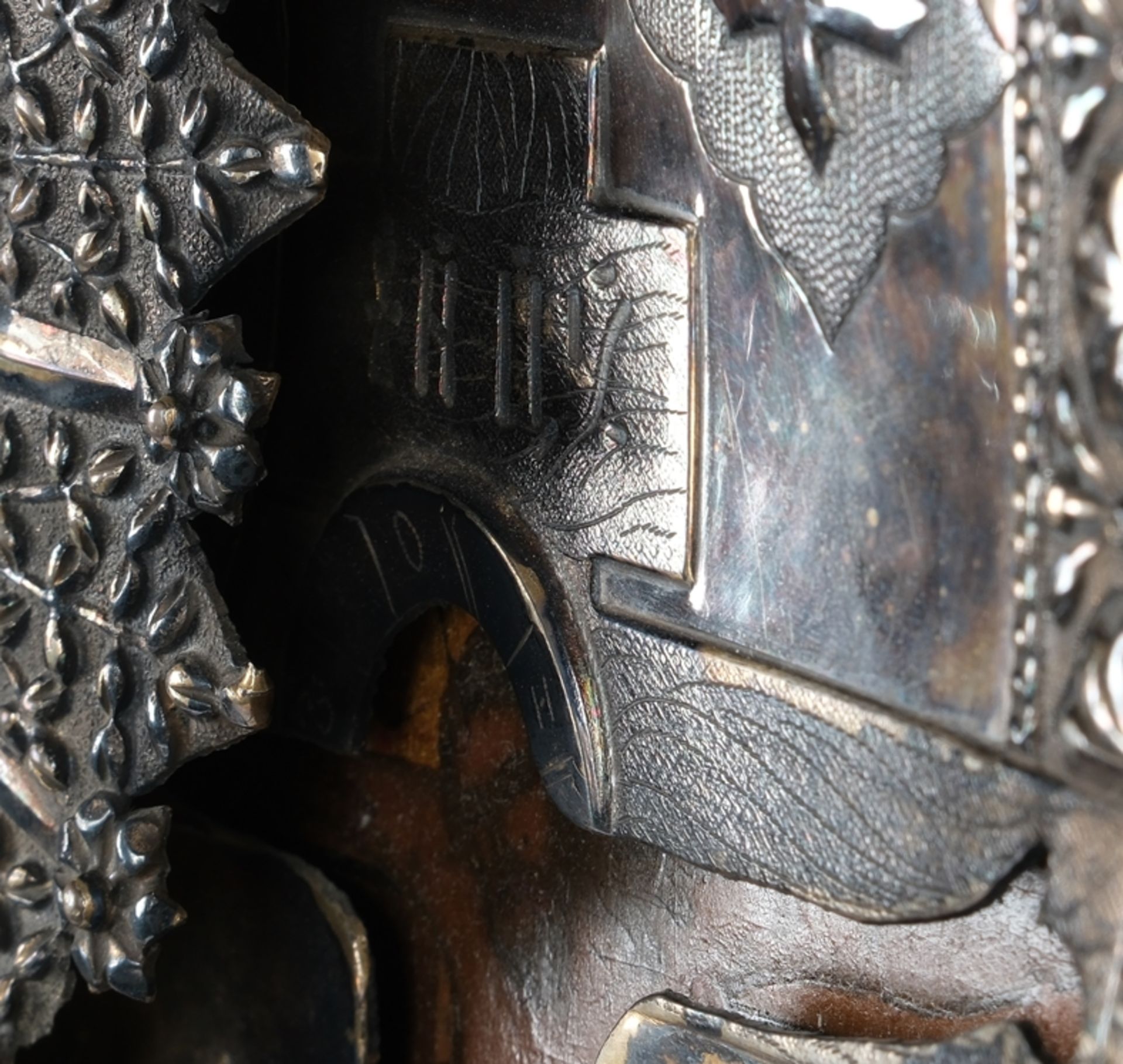 "Gottesmutter mit Jesus am Kreuz", Ikone, Tempera-Mischtechnik auf Holz, teils versilbertes Messing - Bild 5 aus 7