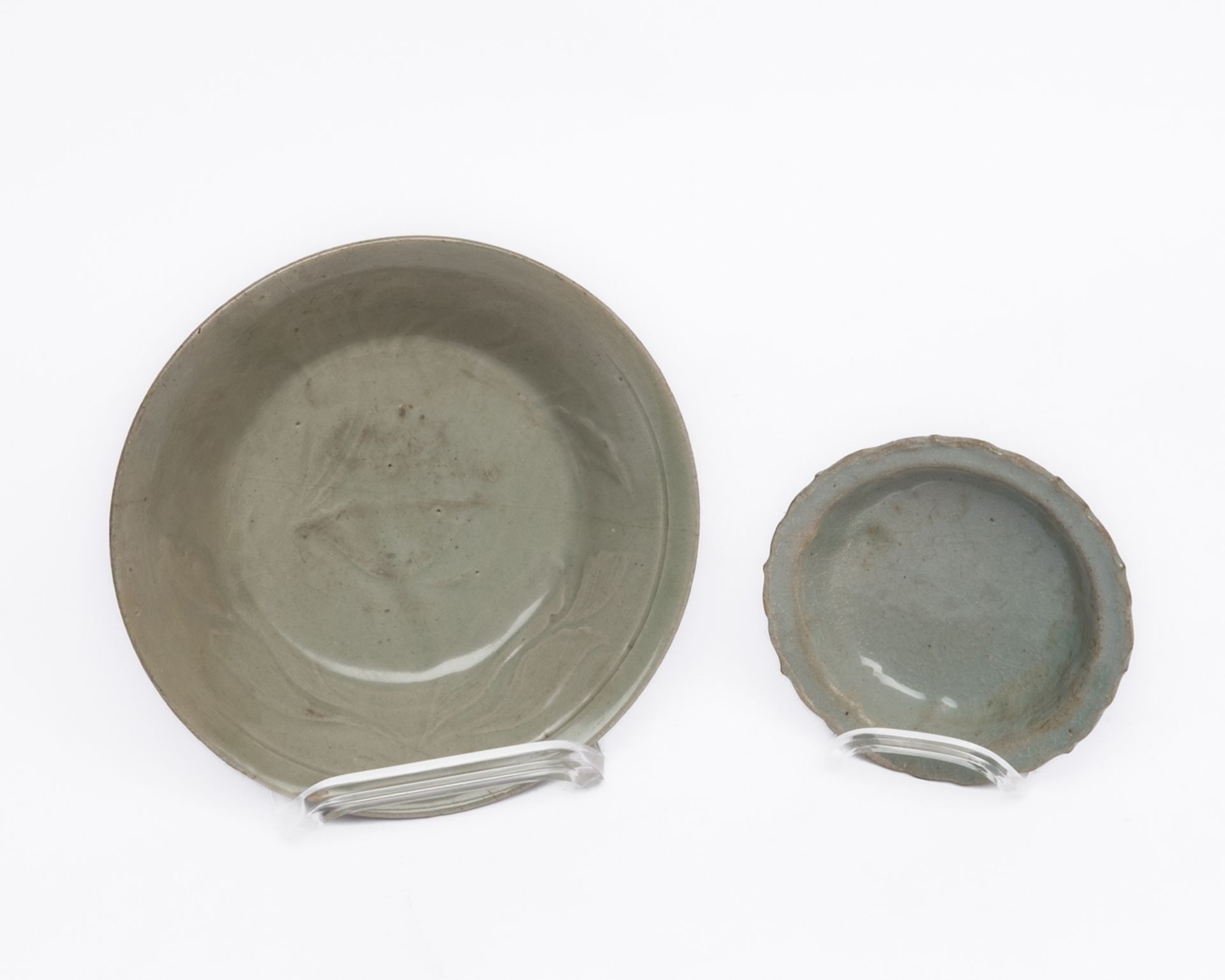 2 Schalen, Korea, Goryeo-Dynastie, 12./13. Jh., Seladon, 1x mit gezackten Rand und gemuldetem Spieg