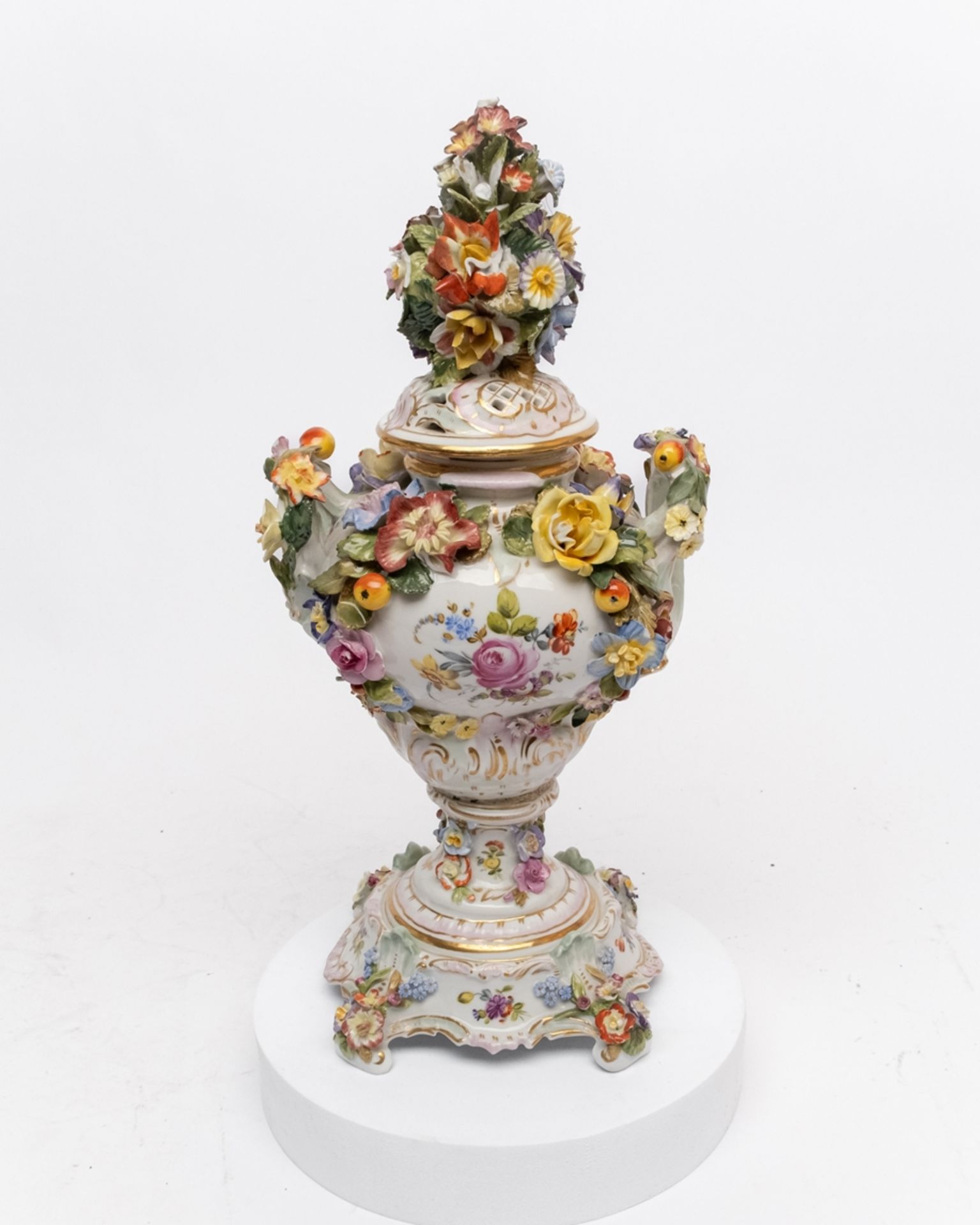 Paar Potpourri-Vasen, Potschappel, Ende 19. Jh., Carl Thieme, Modellnummer 1149, reicher Besatz mit - Bild 2 aus 3