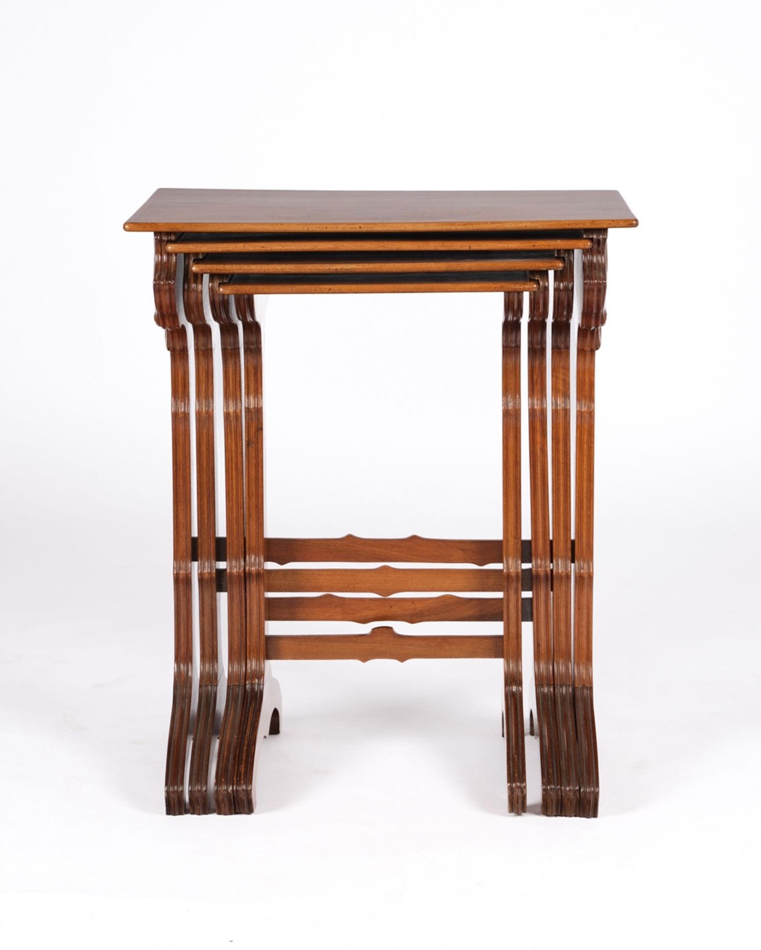 Vierteiliger Satztisch von Emile Gallé, Nancy, um 1900, Nussbaum und diverse eingelegte Edelhölzer,