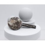 Handspiegel, Japan, Ende 19. Jh., Bronze, restversilbert, im Relief sind auf der Rückseite Ranken u