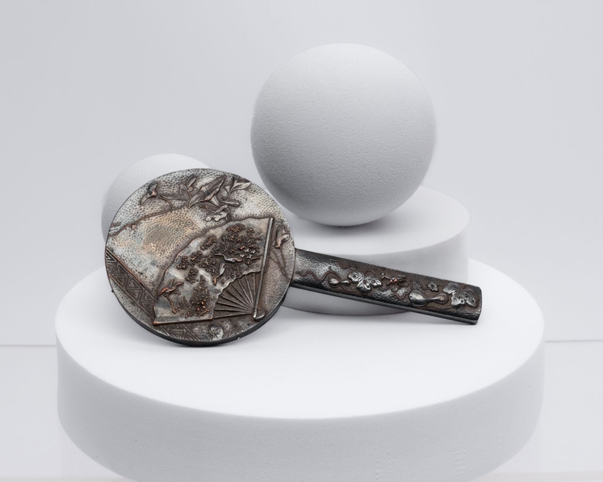 Handspiegel, Japan, Ende 19. Jh., Bronze, restversilbert, im Relief sind auf der Rückseite Ranken u