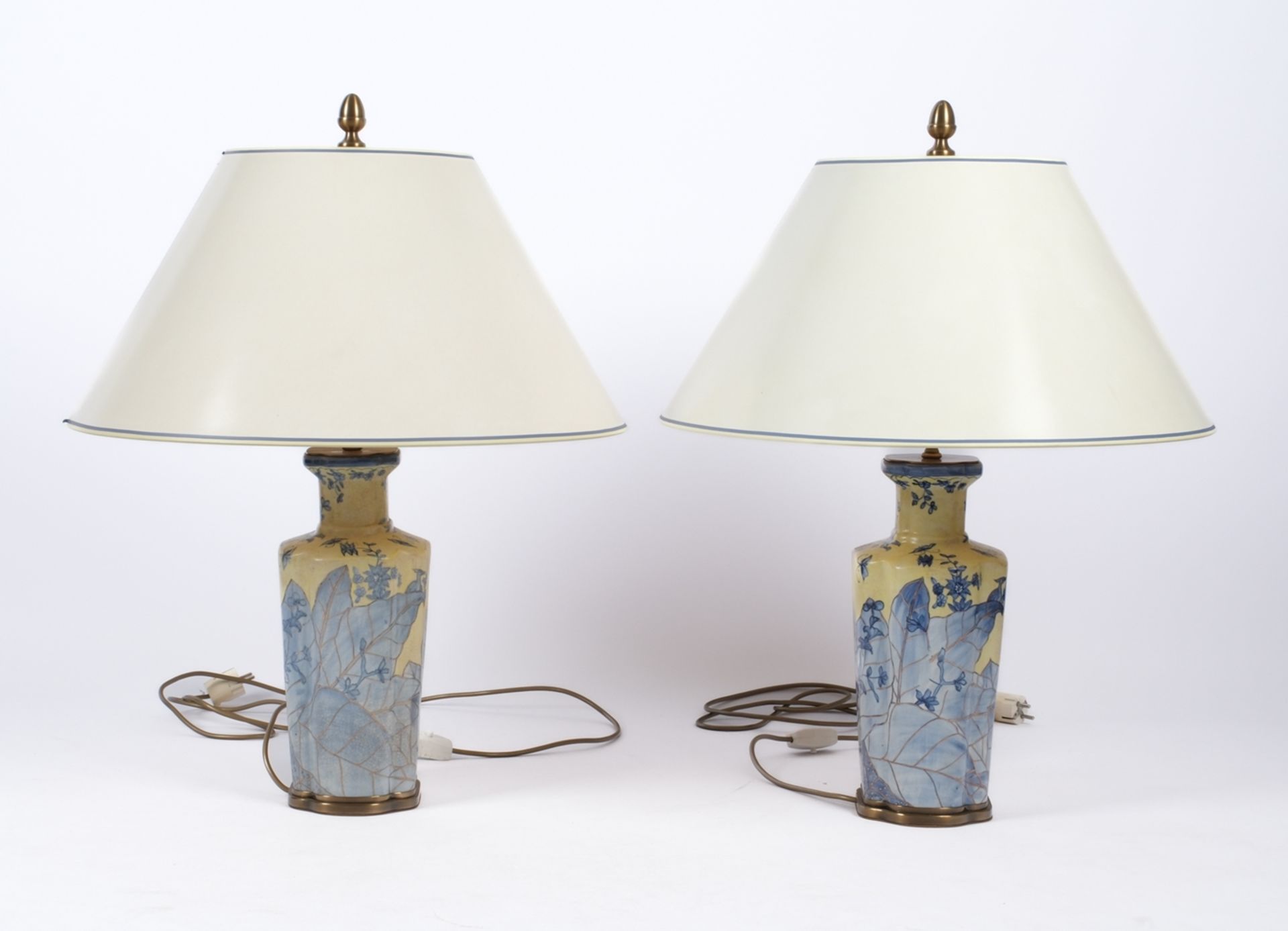 Paar Tischlampen, 20. Jh., vasenförmiger Schaft aus Keramik mit blauem Tobacco-Leafes-Dekor auf hel - Bild 3 aus 3