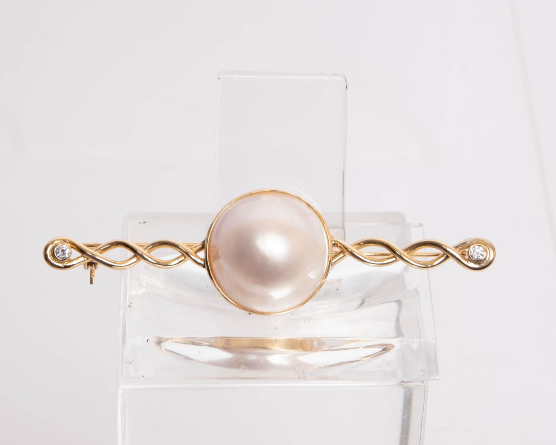 Brosche, 14kt Gelbgold, Mabéperle, 2 Brillanten, ca. 7.9 g