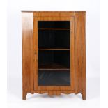 Eckvitrine, 1. Hälfte 19. Jh., Nussbaum furniert, eintüriger Korpus mit geschweift gesägter Zarge, 