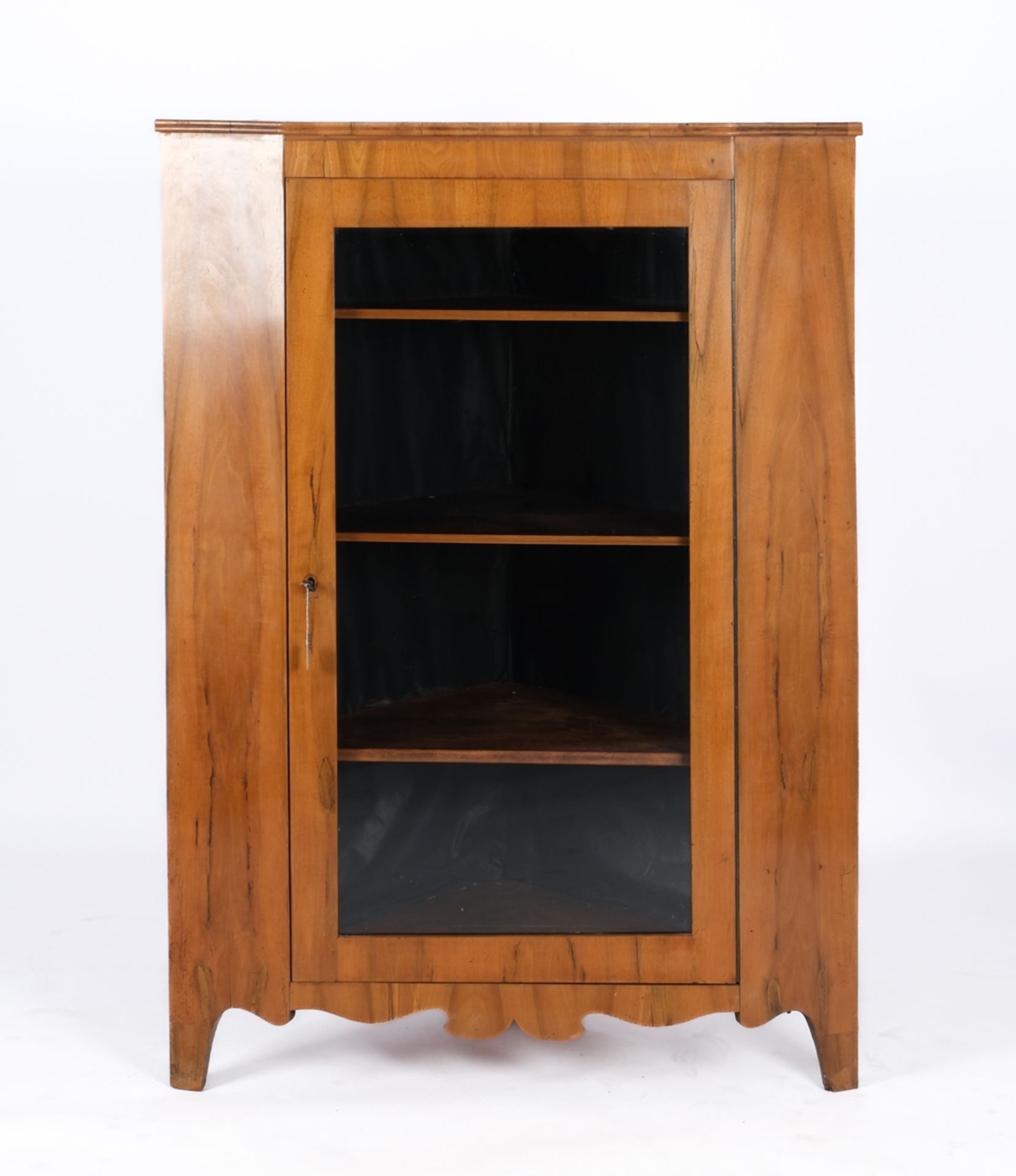 Eckvitrine, 1. Hälfte 19. Jh., Nussbaum furniert, eintüriger Korpus mit geschweift gesägter Zarge, 