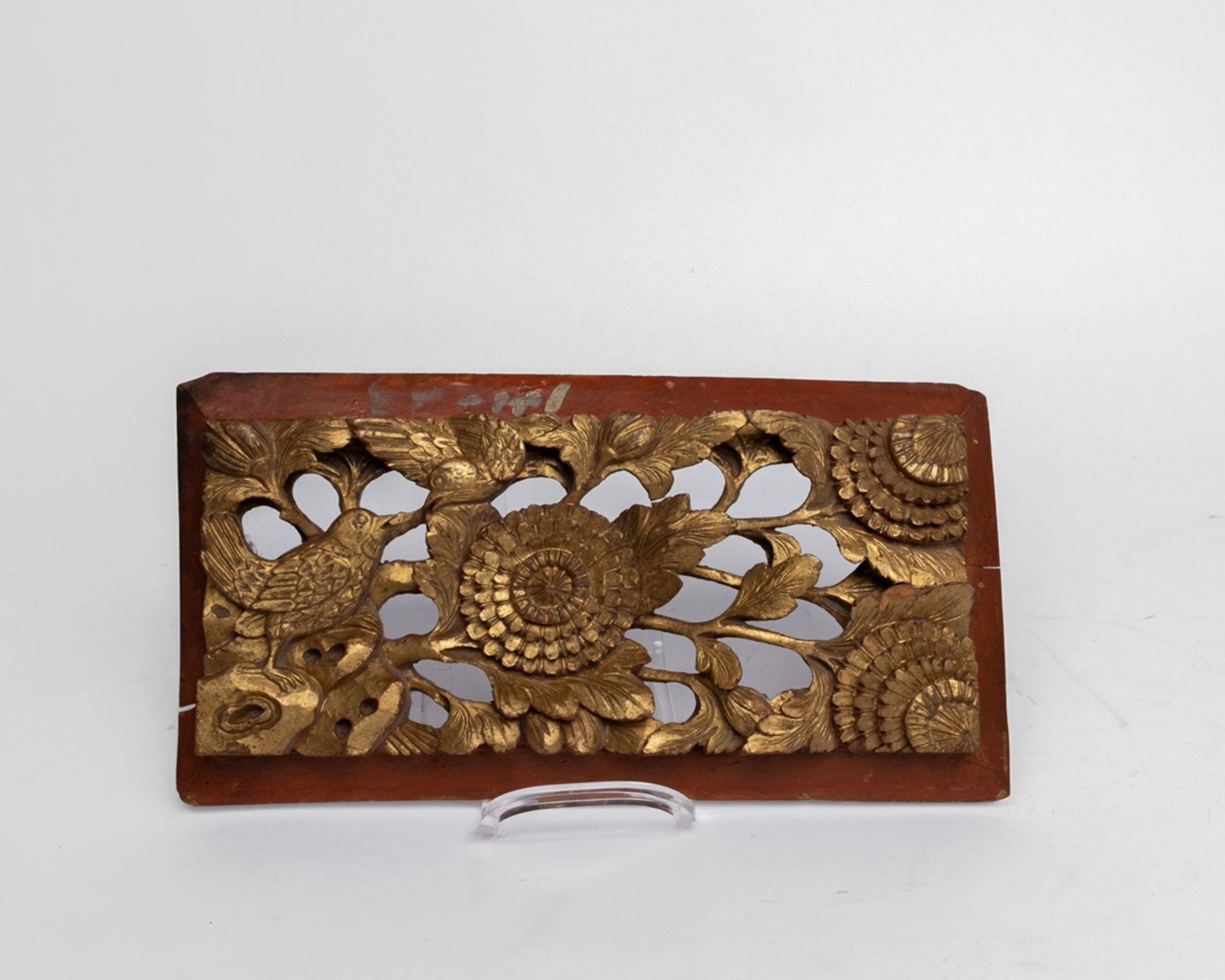 Zwei Reliefschnitzereien, China, 20. Jh., Holz, golden und rot gefasst, Fürstenszene bzw. Vögel und - Bild 4 aus 5