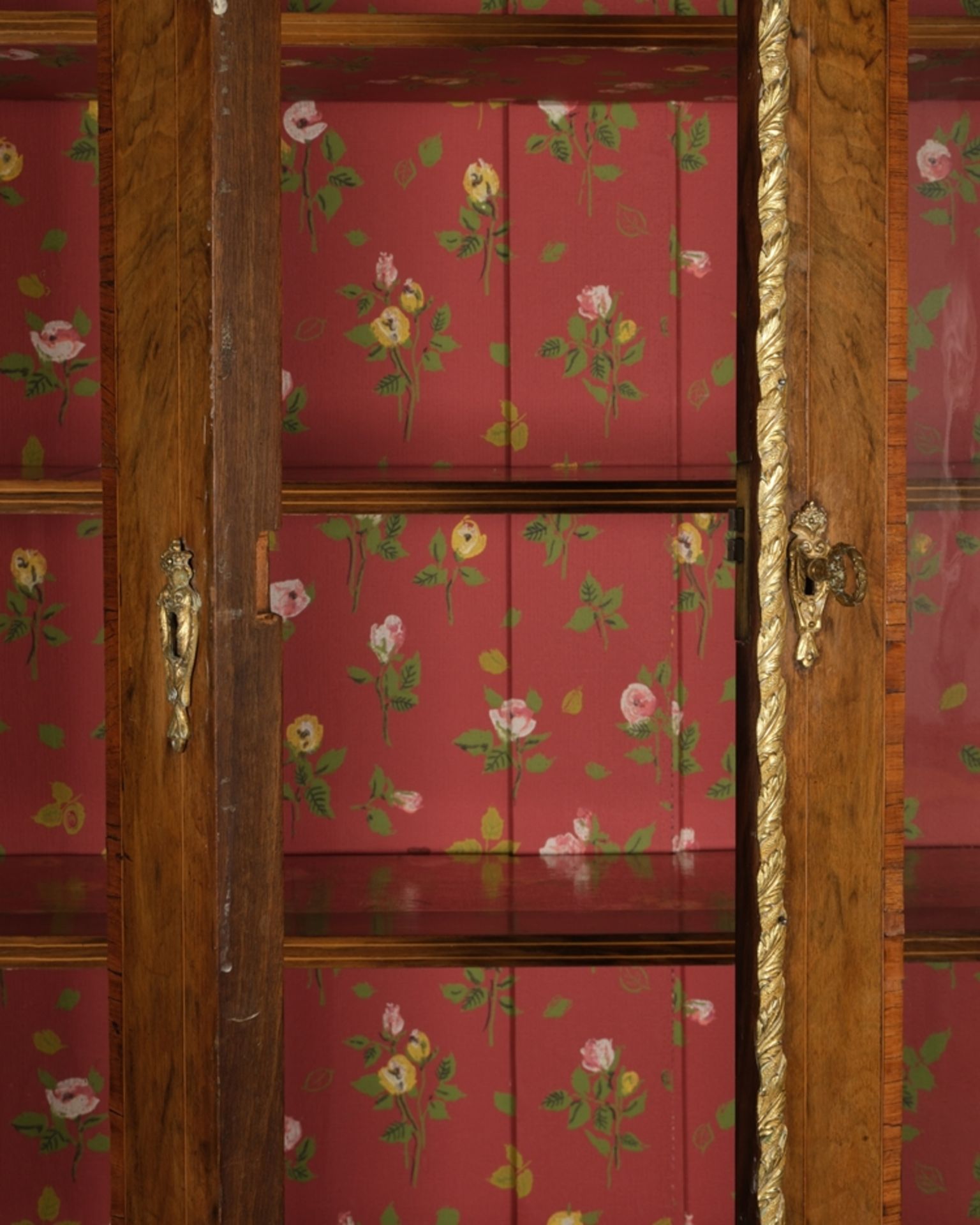 Napoleon III-Aufsatzvitrine, Frankreich, um 1850, Nussbaum oder Palisander furniert, zweiteiliger K - Bild 4 aus 5