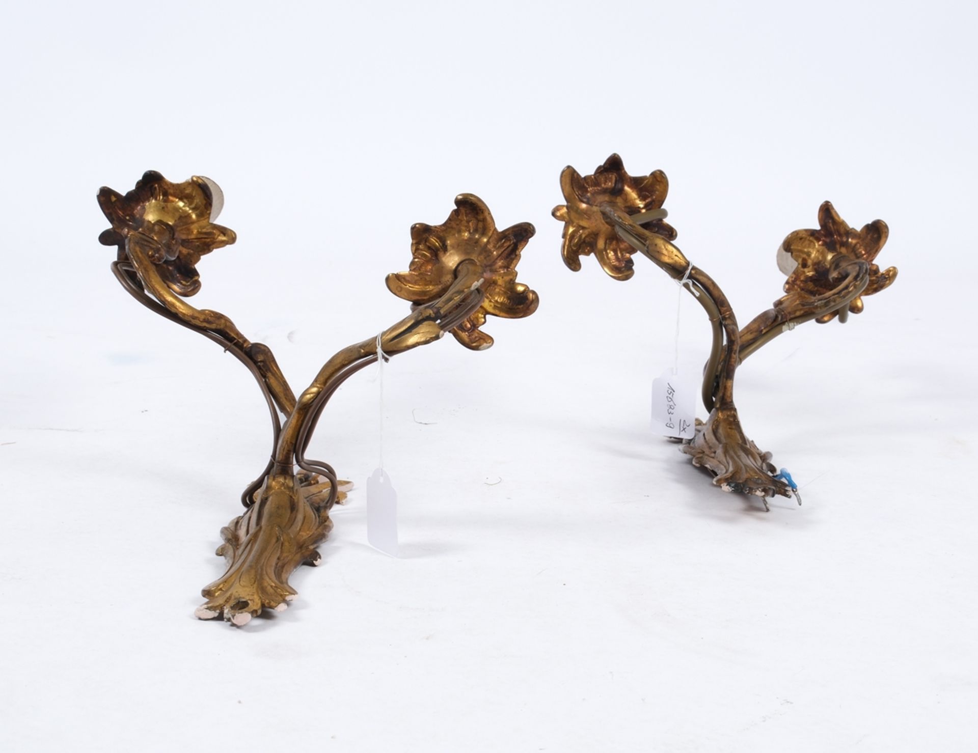 Paar Wandappliken, Louis XV, Bronze, reich geschweift mit floraler Ornamentik, je zweiflammig, elek - Bild 2 aus 3