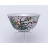 Schale, China, 19. Jh., Porzellan, famille verte, Wandung außen umlaufend mit Kriegern zu Pferde in