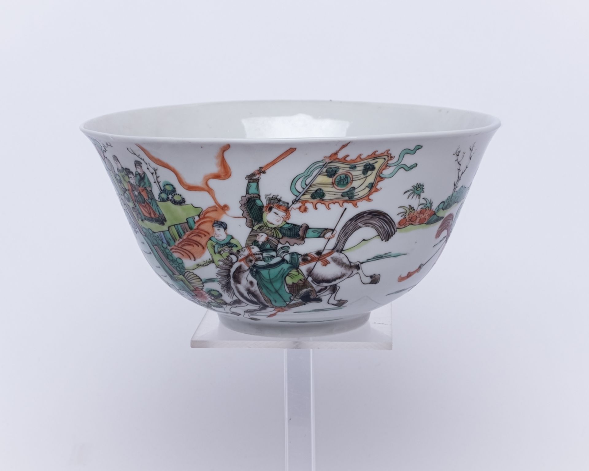 Schale, China, 19. Jh., Porzellan, famille verte, Wandung außen umlaufend mit Kriegern zu Pferde in