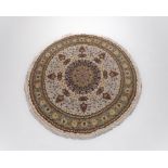 Nain, Iran, rund, feine Knüpfung, ø 205 cm exkl. Fransen, Rand mit kleinteiligem Florverlust, etwas