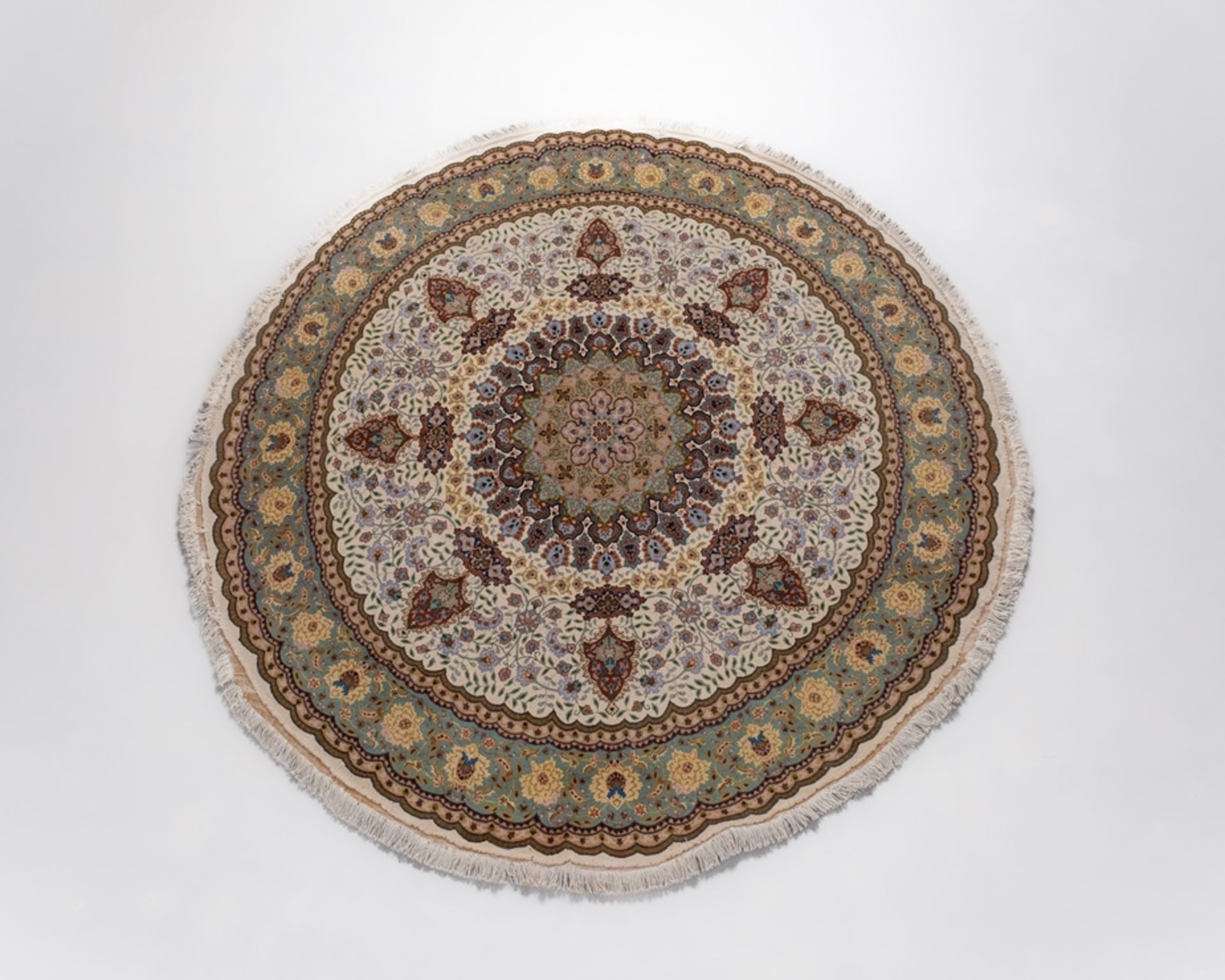 Nain, Iran, rund, feine Knüpfung, ø 205 cm exkl. Fransen, Rand mit kleinteiligem Florverlust, etwas