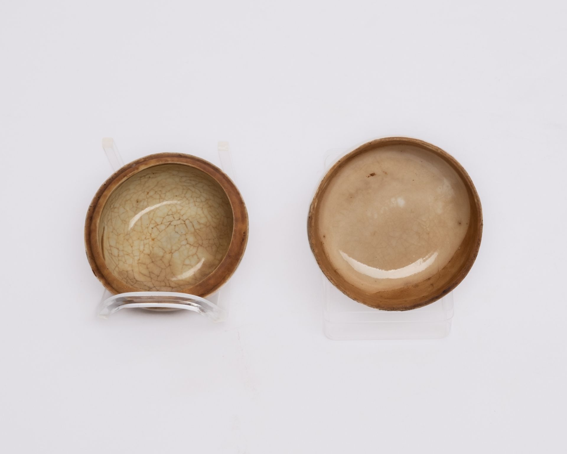 2 Deckeldosen, China, 1. Hälfte 20. Jh., Porzellan, diverse farbige Dekore, ca. 5.5 cm hoch ø ca. 7 - Bild 6 aus 6