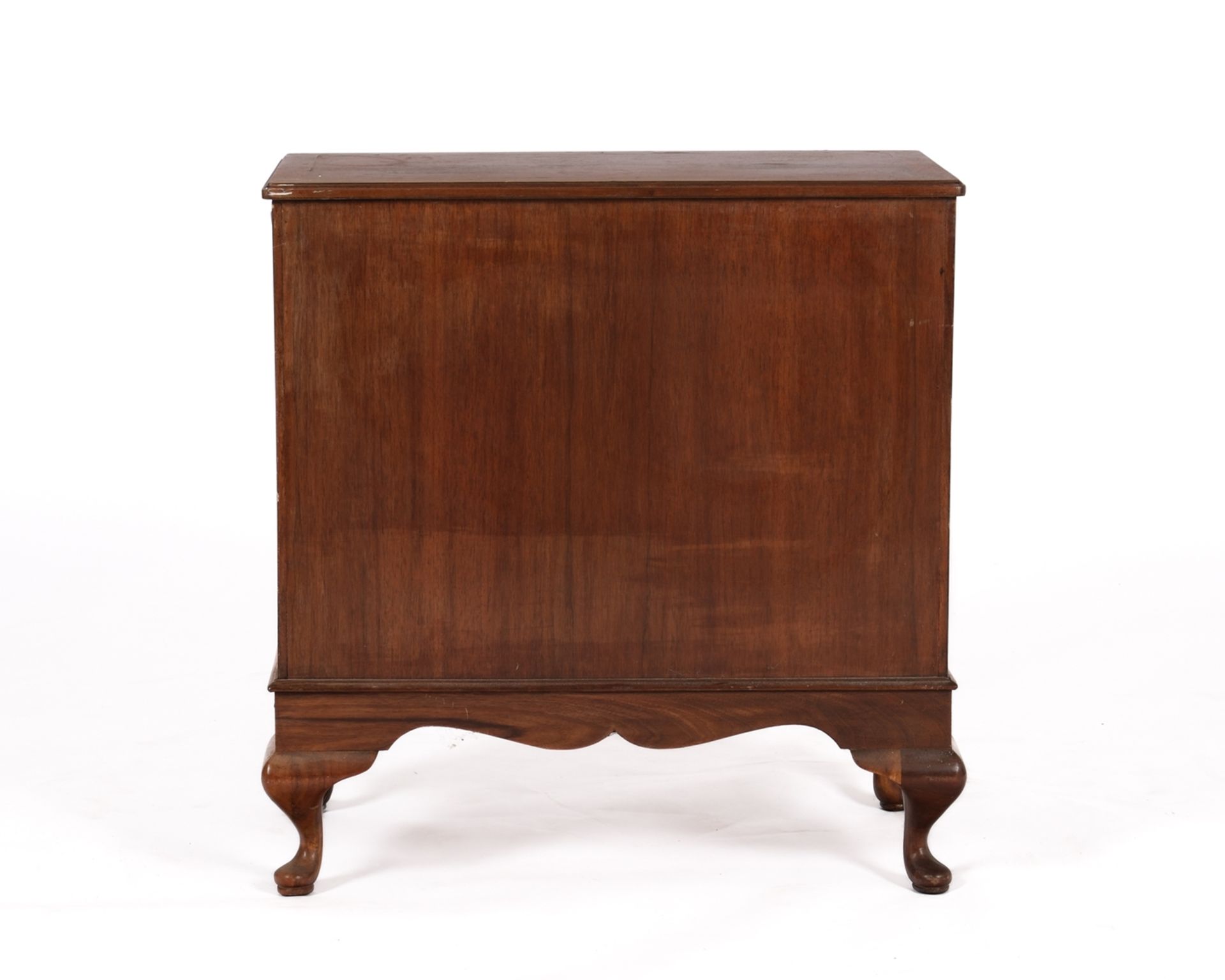 Kommode im Queen-Anne Stil, England, wohl Anfang 20. Jh., Nussbaum furniert, vier Schübe in drei Et - Bild 4 aus 4