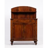 Kleine Kredenz / Halbschrank, 19. Jh., Pyramidenmahagoni spiegelfurniert, zweitüriger Korpus mit Ko