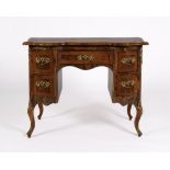 Schreibtisch im Dresdner Barock-Stil, um 1900, Nussbaum furniert, allseits geschweifter Korpus mit 