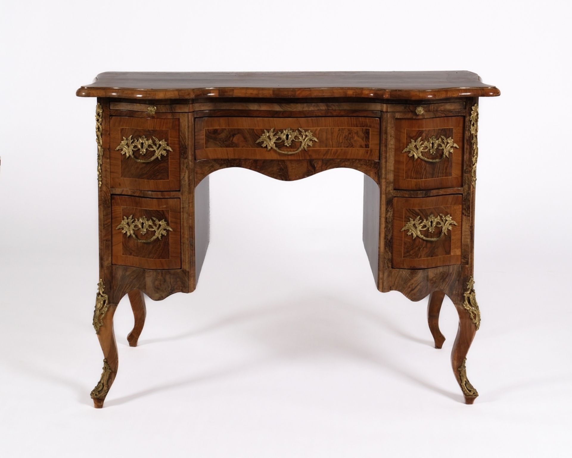 Schreibtisch im Dresdner Barock-Stil, um 1900, Nussbaum furniert, allseits geschweifter Korpus mit 