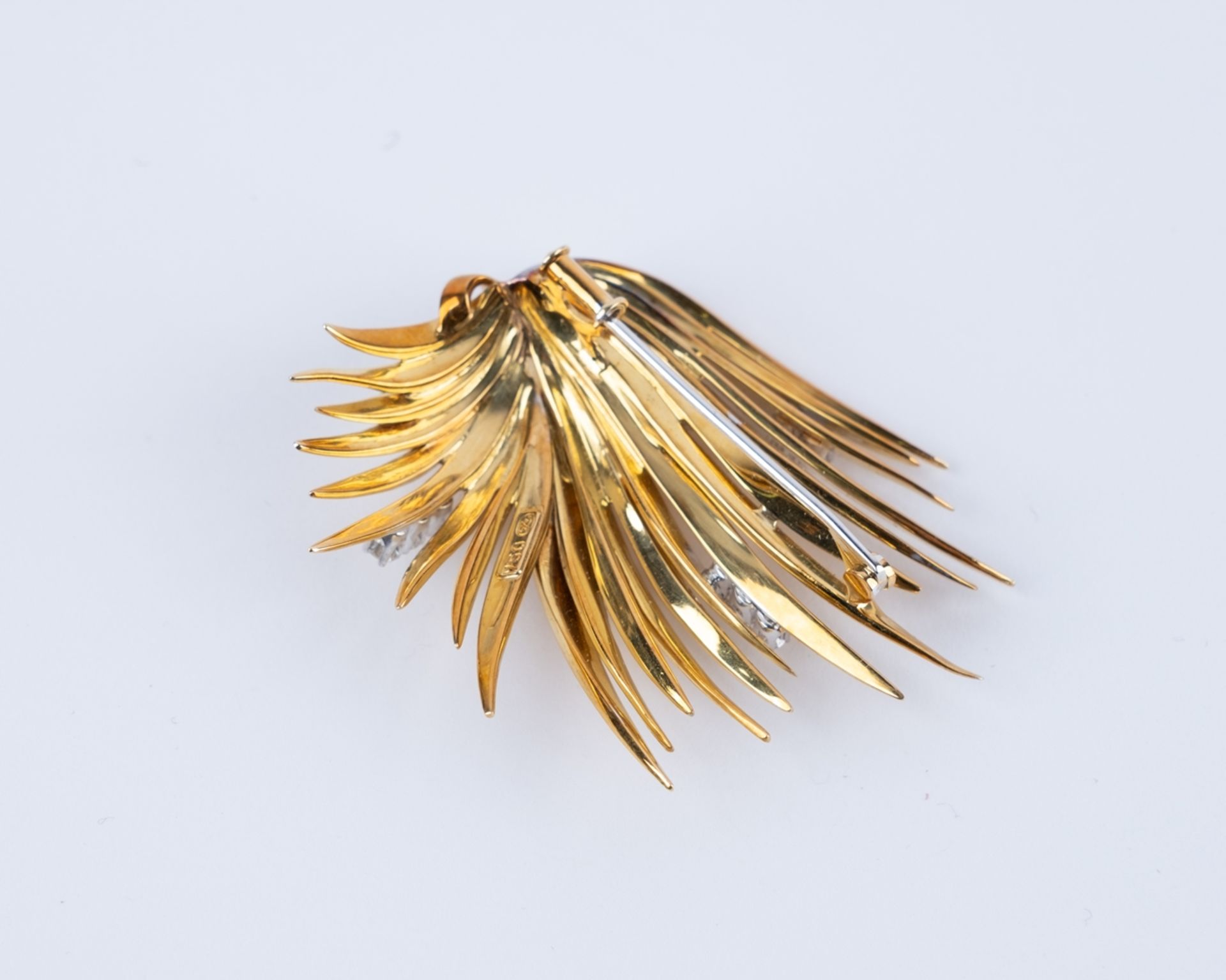Brosche, 18kt Gelbgold, 15 Brillanten zus. ca. 0.60 ct., ca. 23.5 g, ca. 55 x 40 mm - Bild 2 aus 2