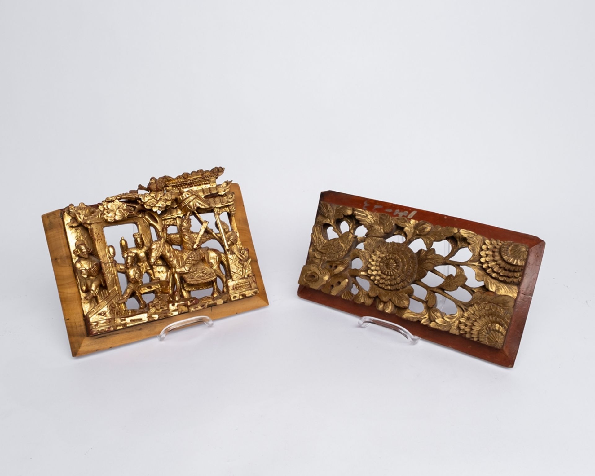 Zwei Reliefschnitzereien, China, 20. Jh., Holz, golden und rot gefasst, Fürstenszene bzw. Vögel und