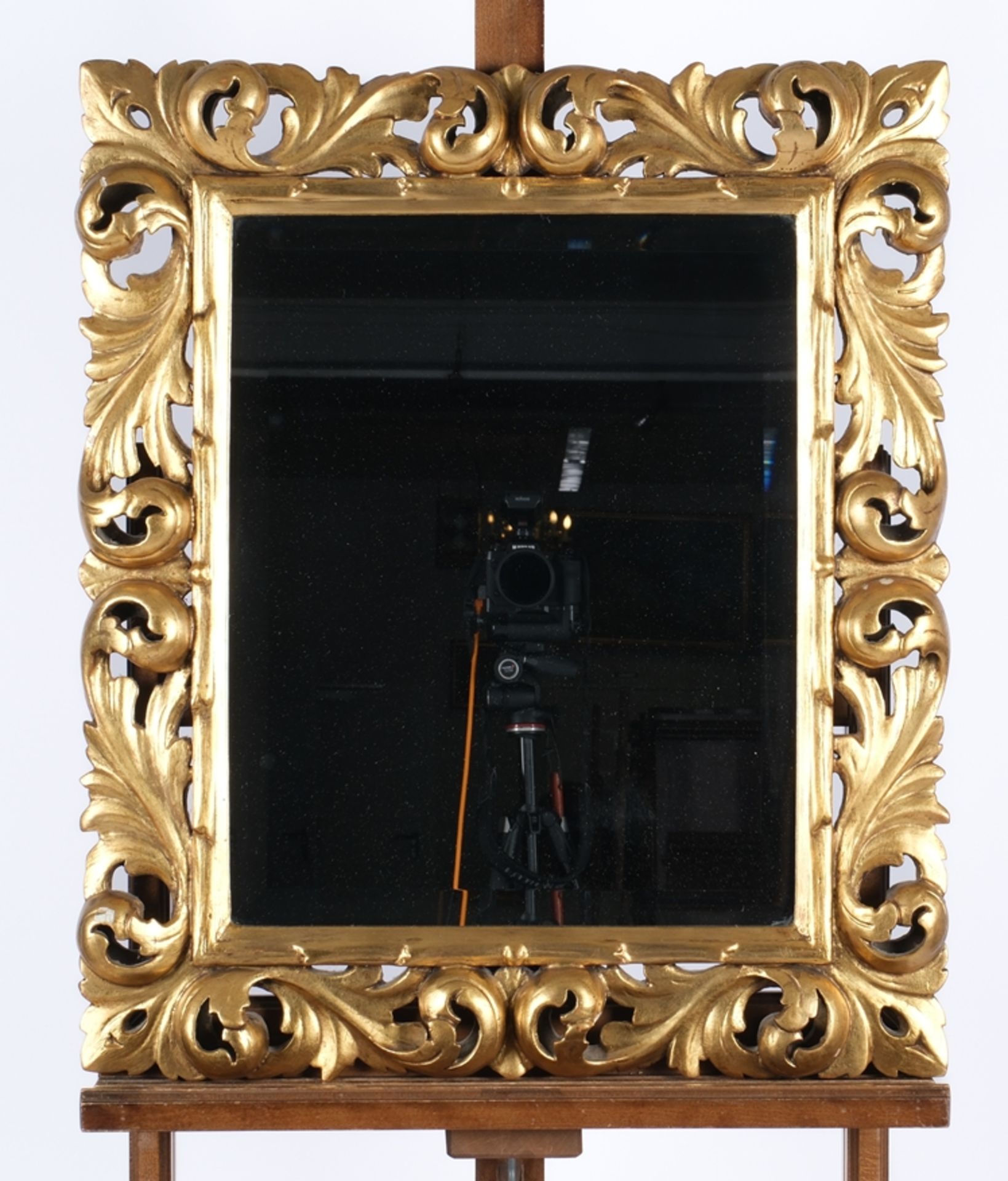 Wandspiegel im italienischen Barockstil, wohl 20. Jh., Holz durchbrochen geschnitzt und golden gefa