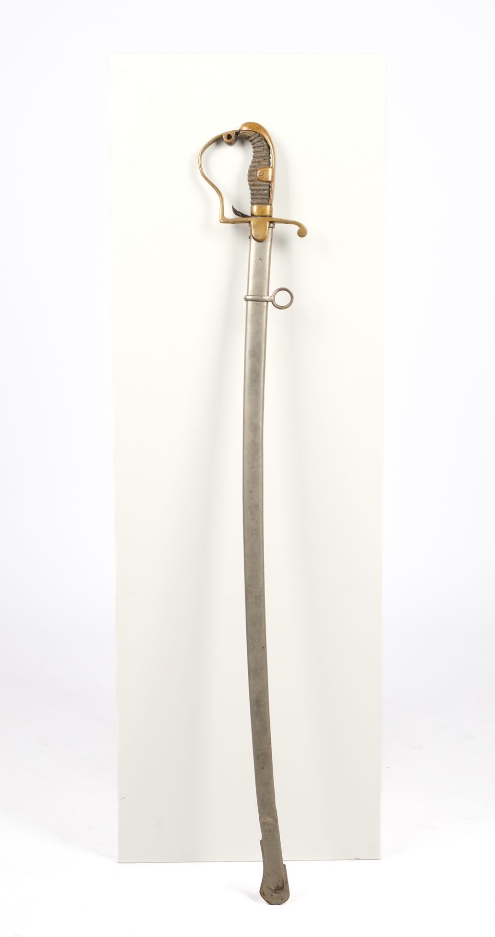 Säbel, 19. Jh., Bügelgefäß in Messing mit Öse, hölzerner Griff mit Rochenlederbezug, leicht geschwu - Bild 2 aus 3