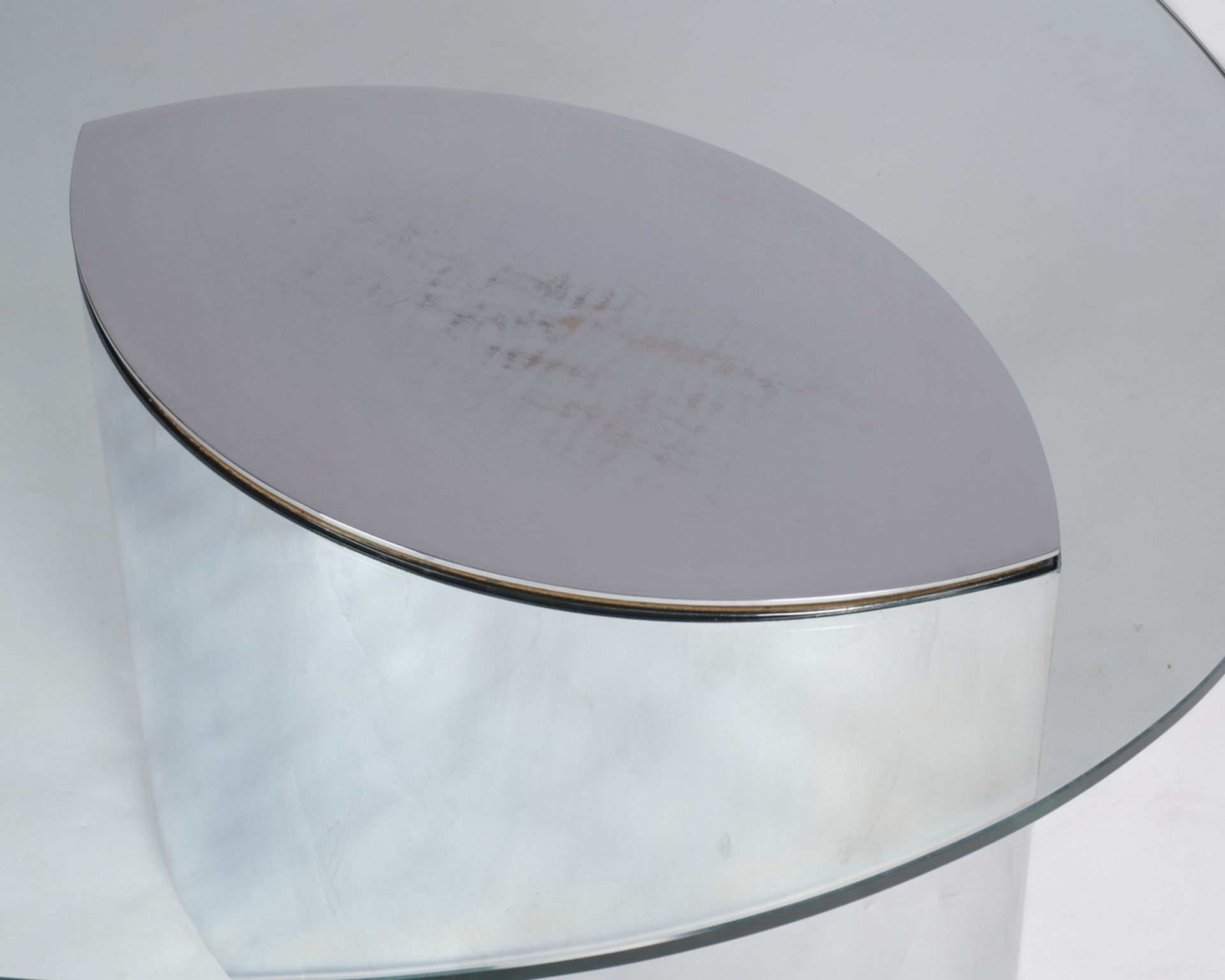 Moderner Designercouchtisch, 2. Hälfte 20. Jh., ovale Platte in Glas, elliptischer Sockel in Chroms - Bild 4 aus 4