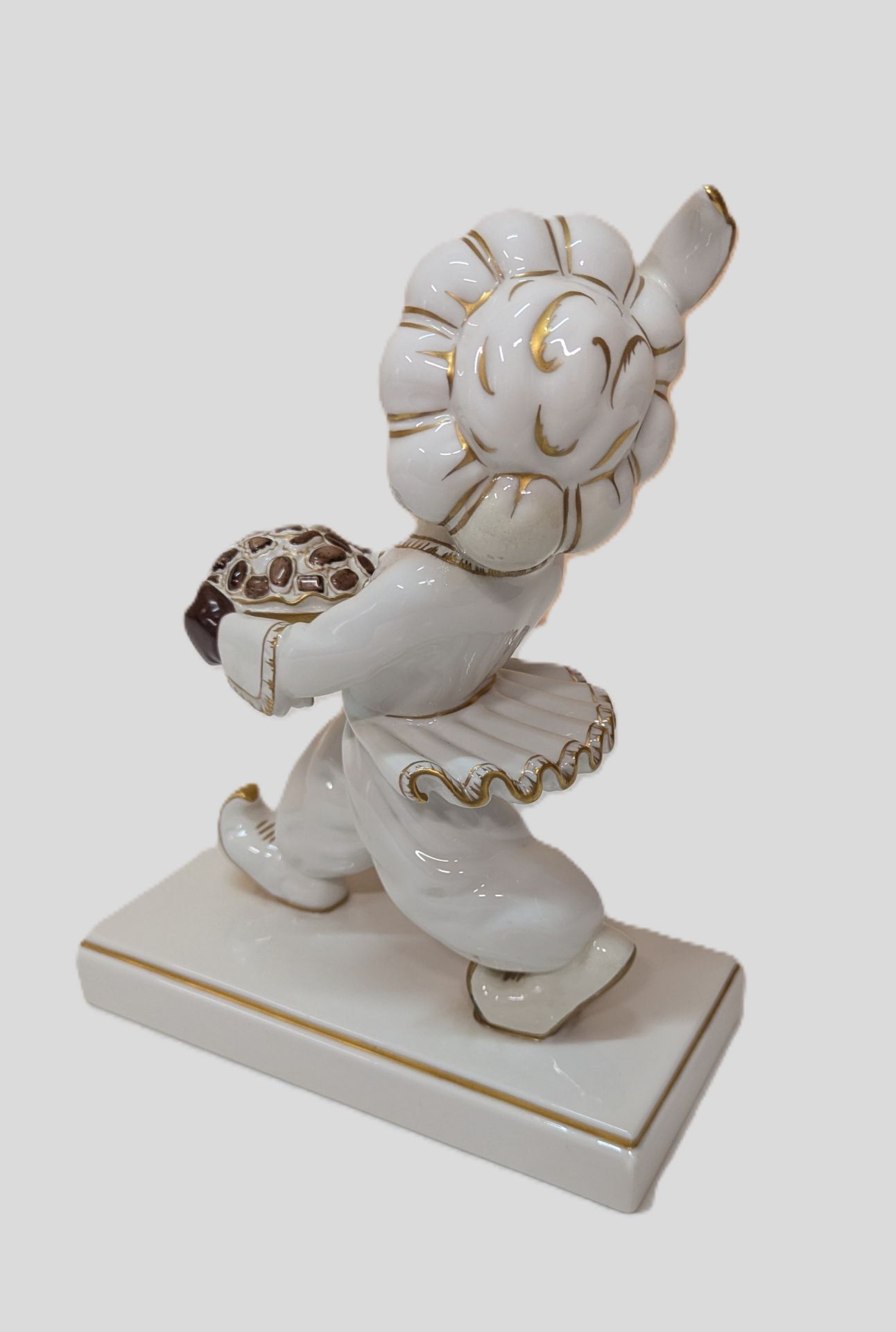 Porzellanfigur, "Der Sarotti-Mohr", KPM Berlin, polychrom und goldstaffiert, Modellentwurf von Juli - Bild 2 aus 4