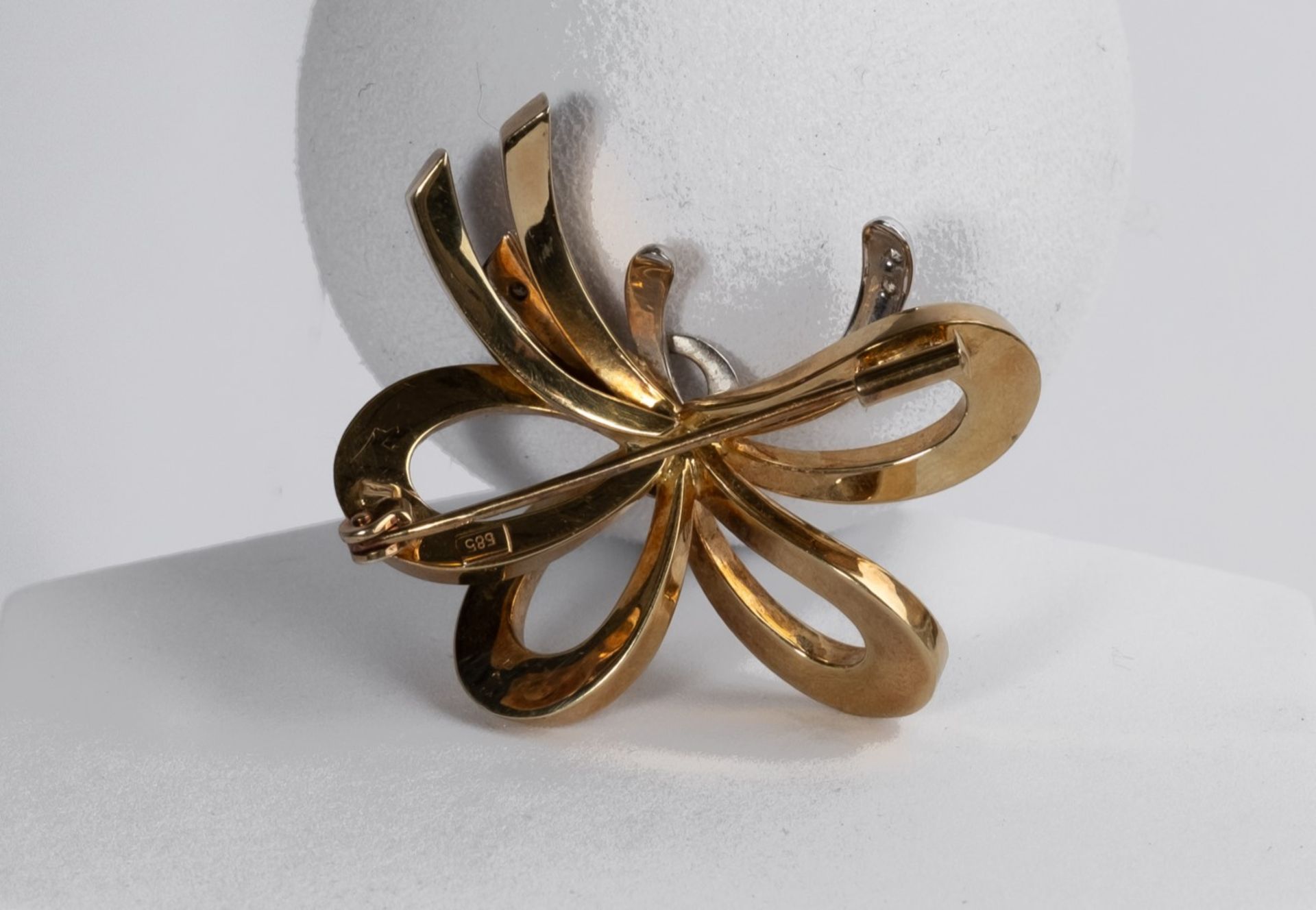 Brosche, Schleifenform, 14kt Gelbgold, 5 kleine Brillanten, ca. 8.5 g, 42 x 40 mm - Bild 2 aus 2