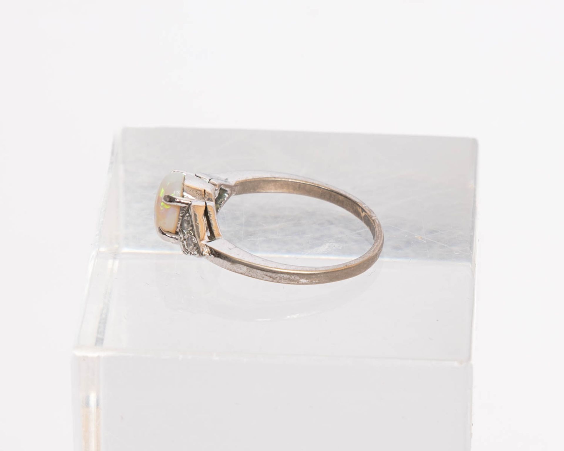 Ring, Metall, Opalcabochon ca. 8 x 6 mm, 6 kleine Brillanten, ca. 2.55 g, RM 55, ein Brillant besch - Bild 2 aus 3