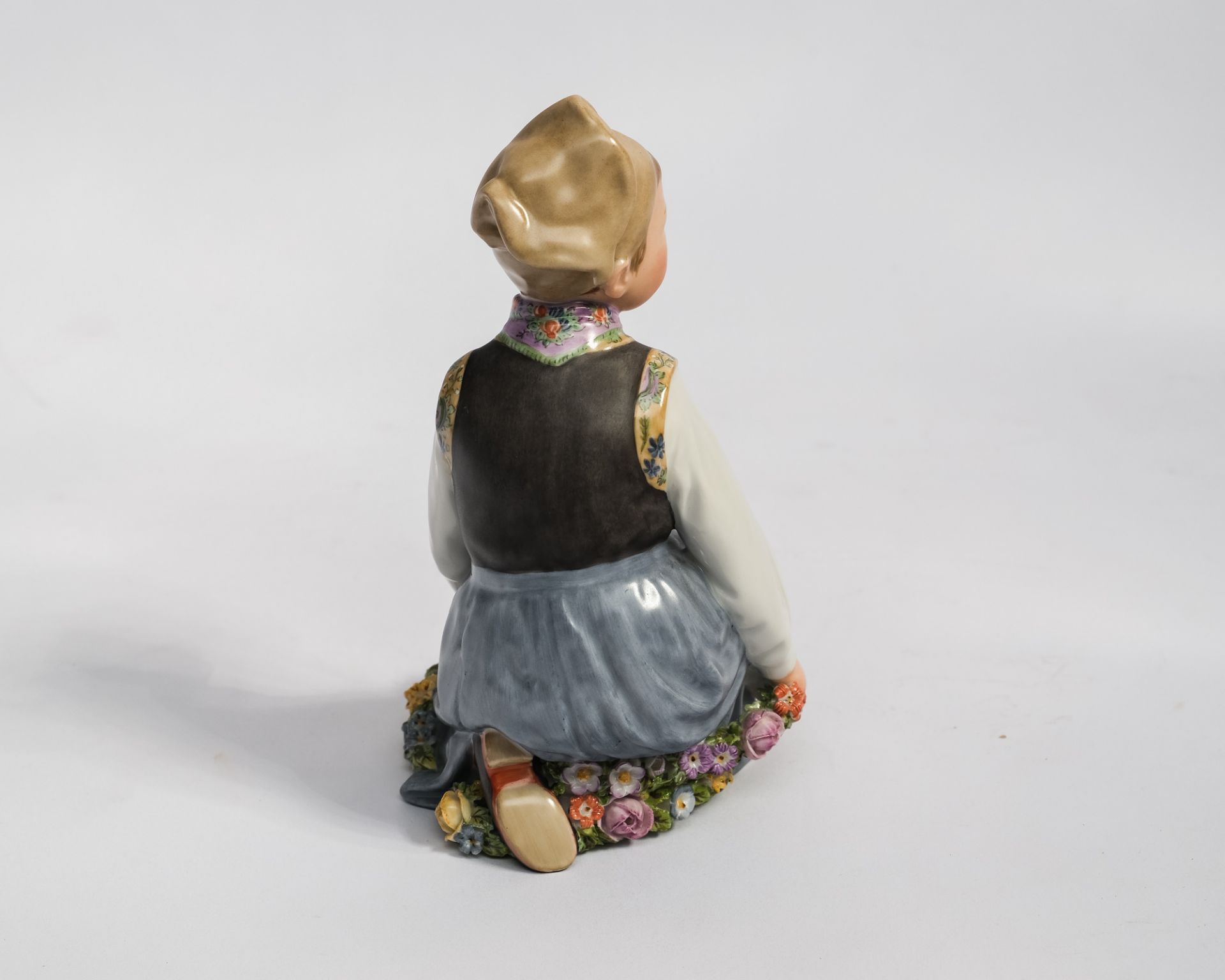 Porzellanfigur, "Junge von Amager", Royal Kopenhagen, Modellnummer 12414, polychrom und goldstaffie - Bild 3 aus 5